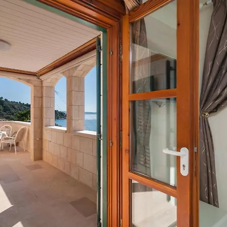 Stunning In Okrug Donji With Kitchen Apartment *