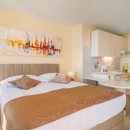 Apartment Stunning In Okrug Donji With Kitchen Donji Okrug (Ciovo)