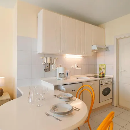 Apartment Stunning In Okrug Donji With Kitchen