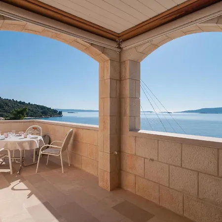 Apartment Stunning In Okrug Donji With Kitchen