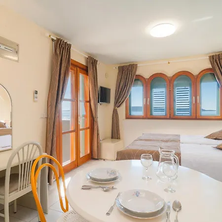 Apartment Stunning In Okrug Donji With Kitchen Donji Okrug (Ciovo)