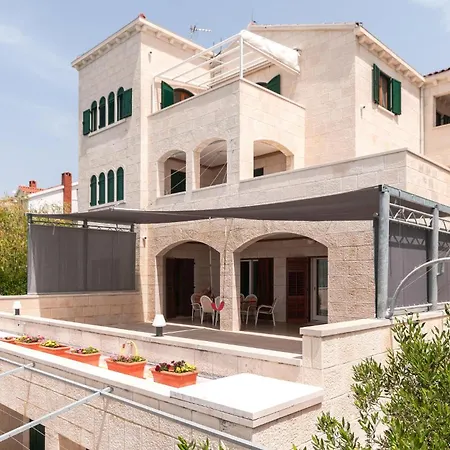Apartment Stunning In Okrug Donji With Kitchen Donji Okrug (Ciovo)