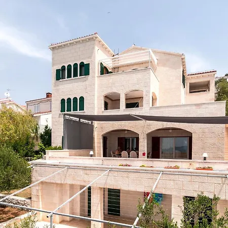 Apartment Stunning In Okrug Donji With Kitchen Donji Okrug (Ciovo)
