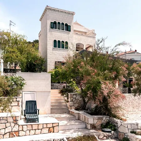 Apartment Stunning In Okrug Donji With Kitchen