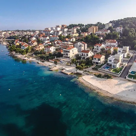 Apartment Awesome In Okrug Donji